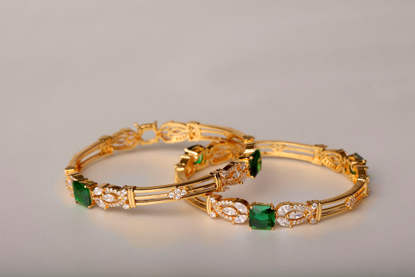ANTIQUE EMERALD MICRO GOLD PLATED BANGLE