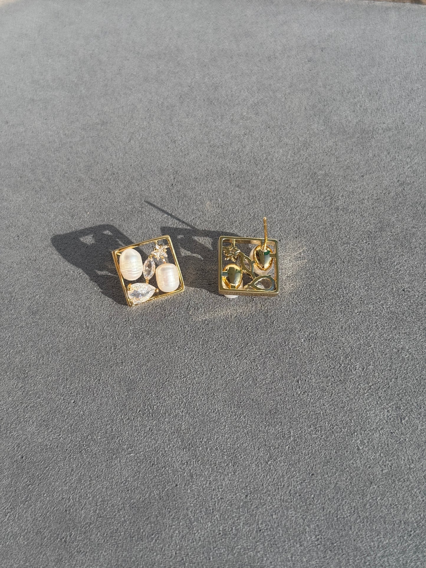 CHIC NATURAL PEARL GOLD PLATED STUDS