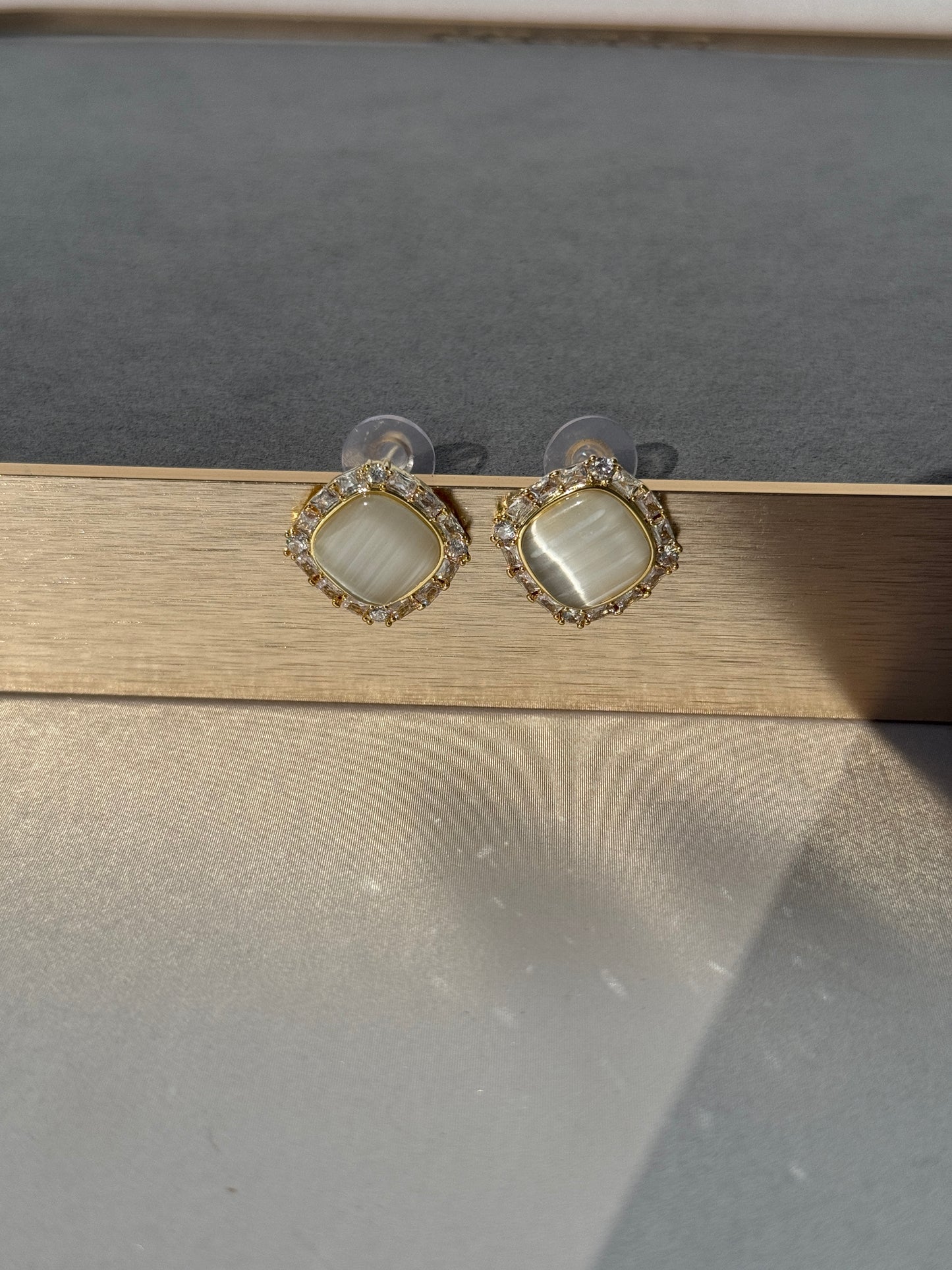 MOTHER OF PEARLS CHIC STUDS