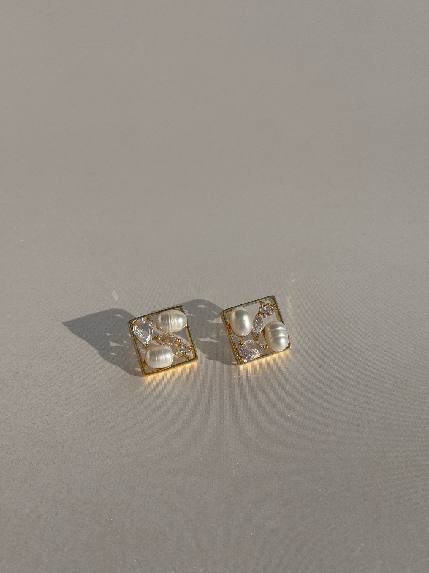 CHIC NATURAL PEARL GOLD PLATED STUDS