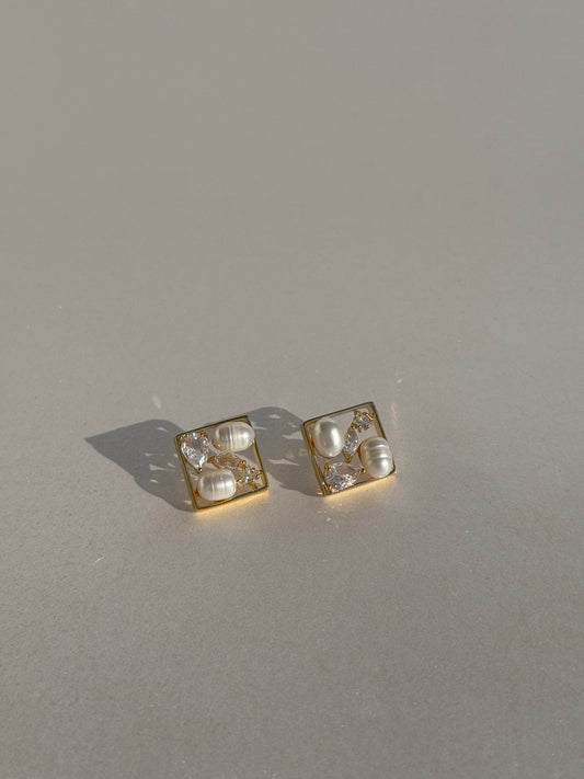CHIC NATURAL PEARL GOLD PLATED STUDS