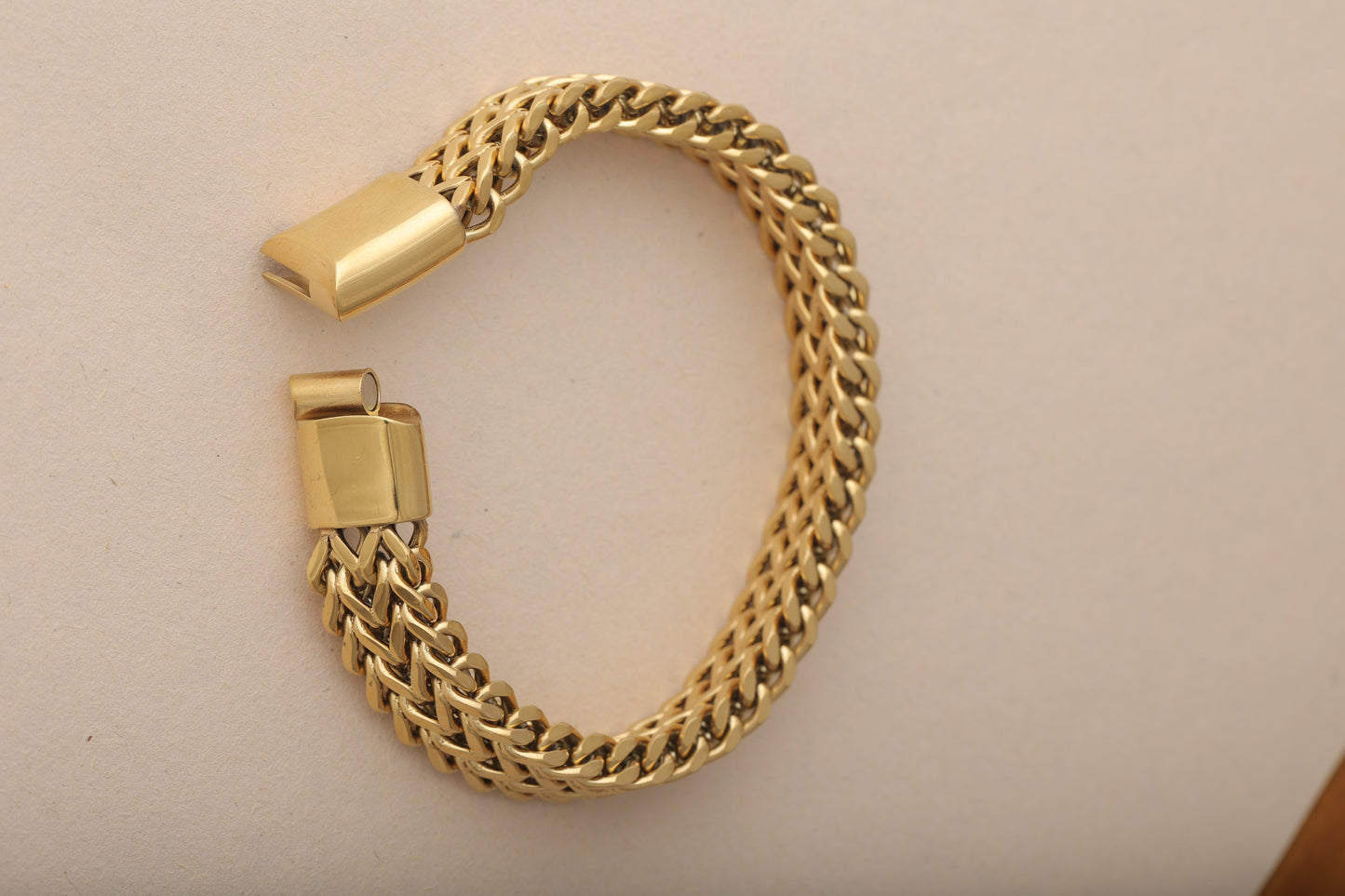 MENS 18k GOLD PLATED LOCK BRACELET