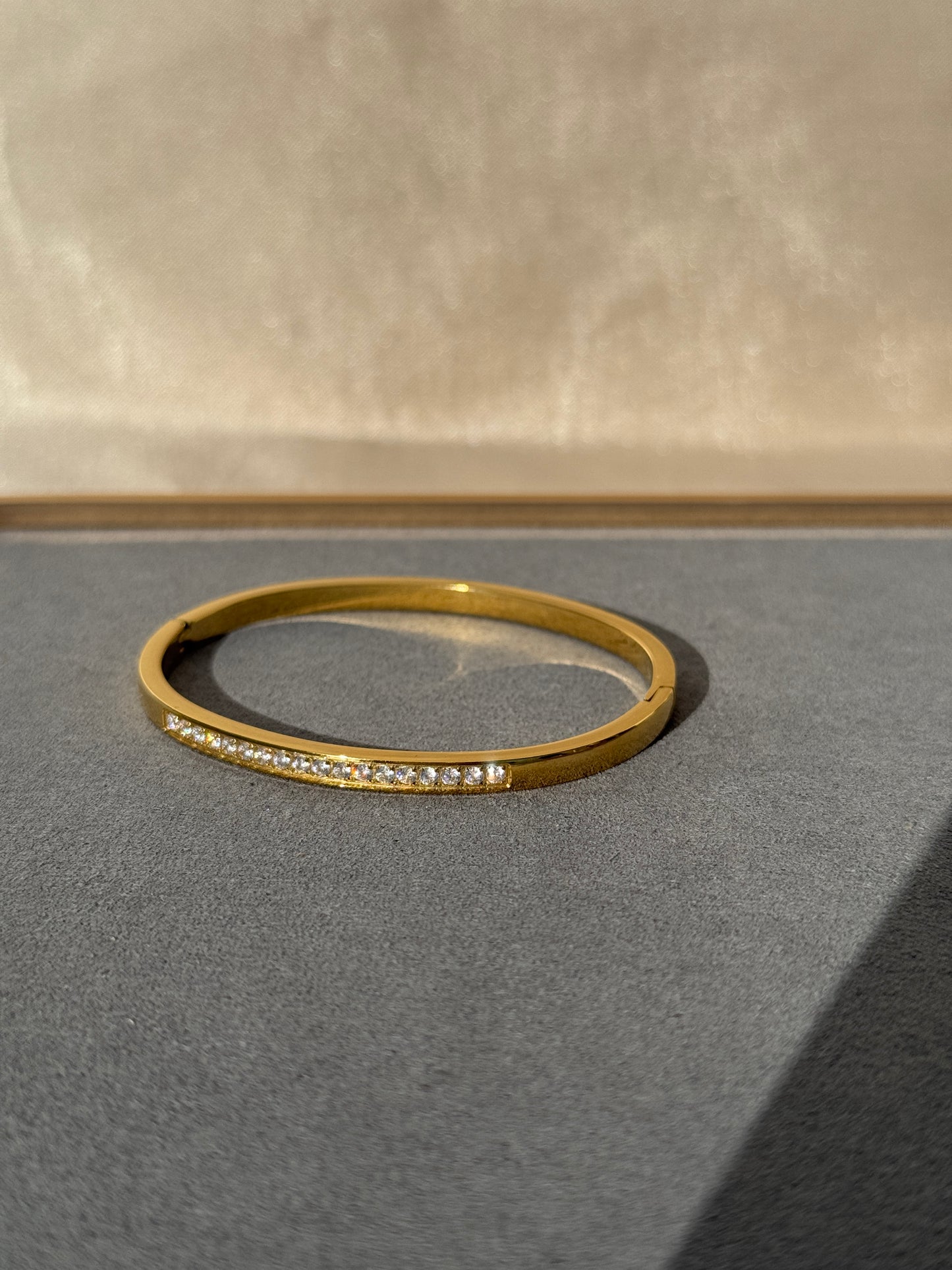 SLEEK 18k GOLD PLATED LUXURY BRACELET