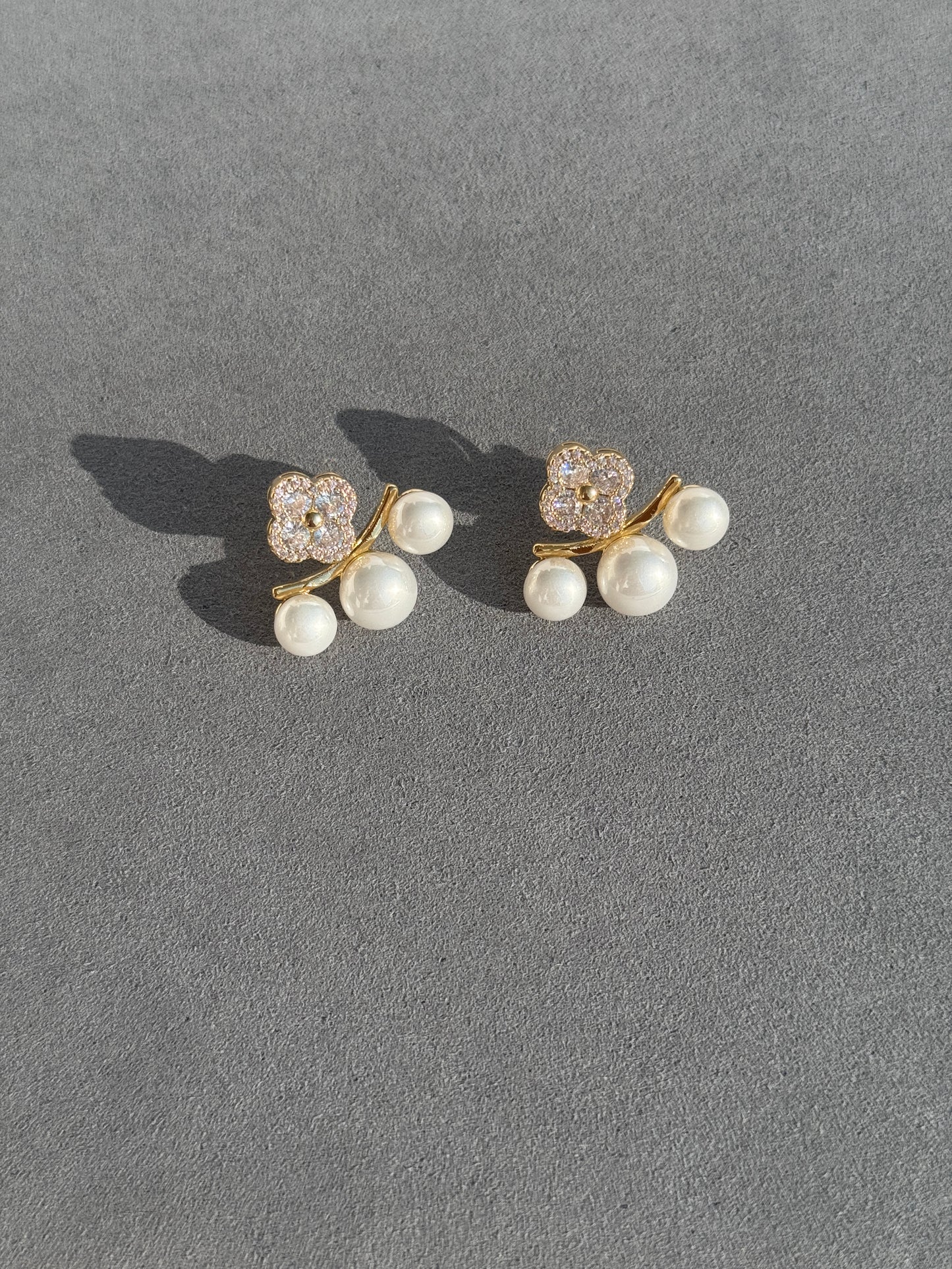 NATURAL PEARL GOLD PLATED STUDS