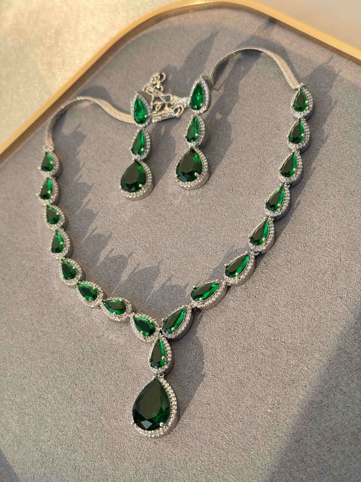 EMERALD STATEMENT TEAR DROP NECKLACE SET