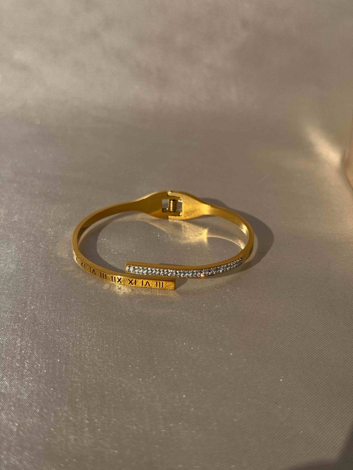 LUXURY 18k GOLD PLATED ANTI-TARNISH ROMAN NUMERAL BRACELET