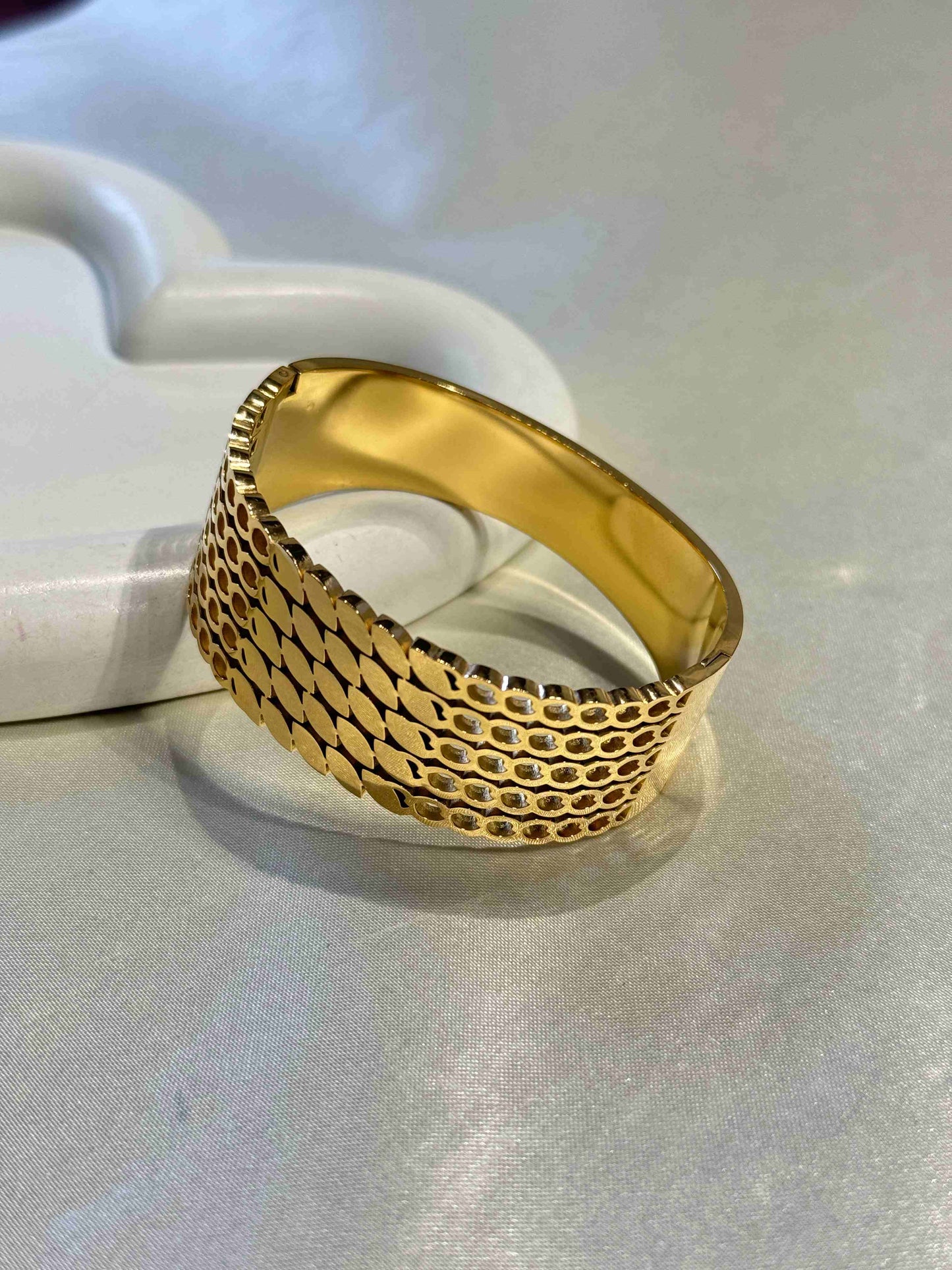 BOLD 18k GOLD PLATED ANTI TARNISH BRACELET