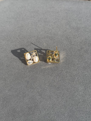 CHIC NATURAL PEARL GOLD PLATED STUDS