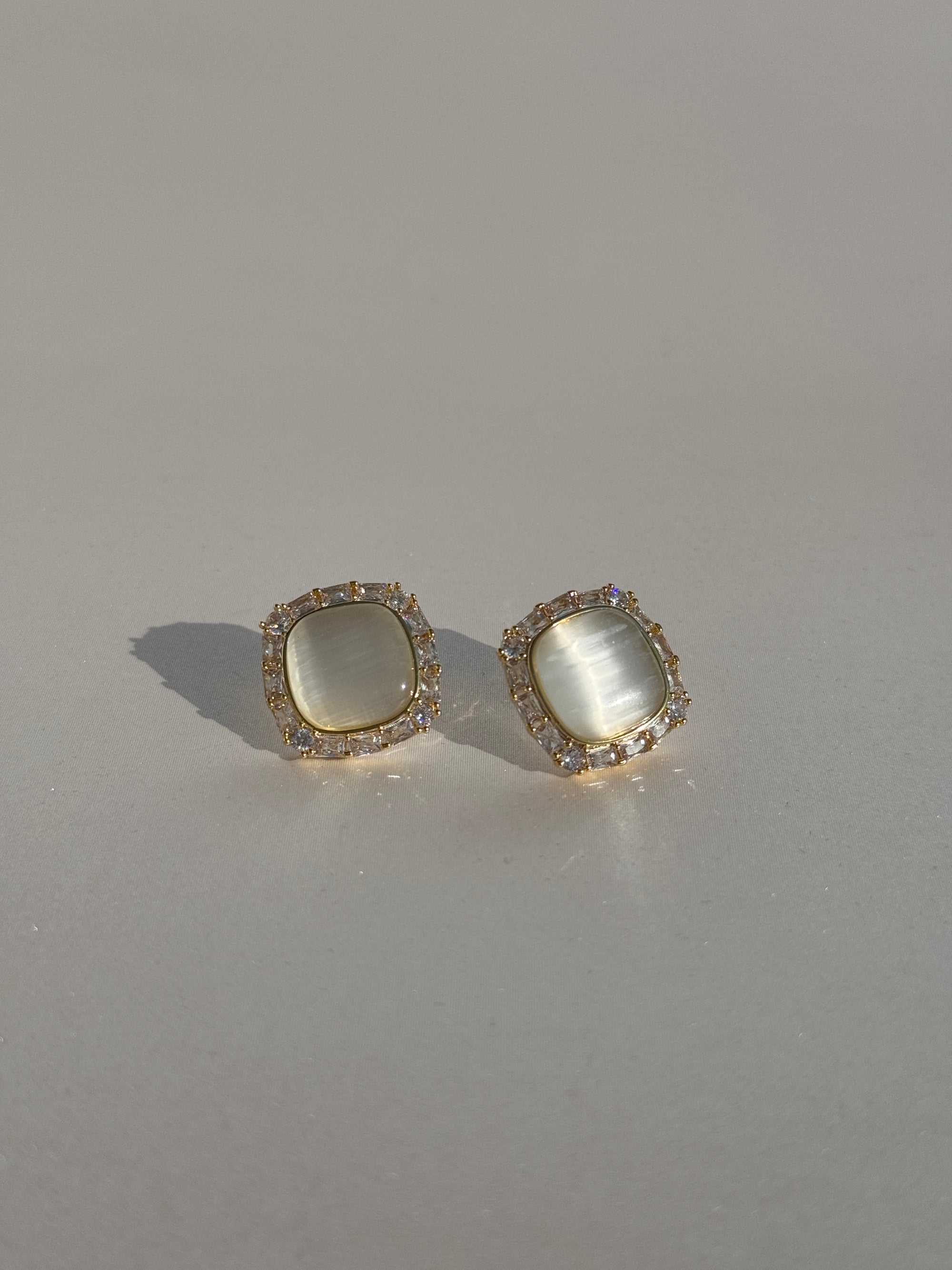 MOTHER OF PEARLS CHIC STUDS