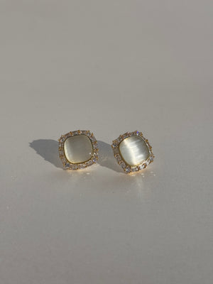 MOTHER OF PEARLS CHIC STUDS