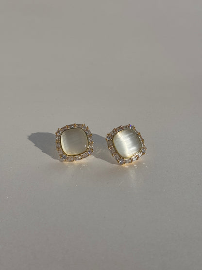 MOTHER OF PEARLS CHIC STUDS