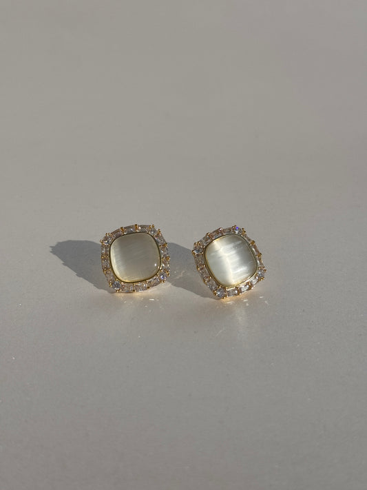 MOTHER OF PEARLS CHIC STUDS