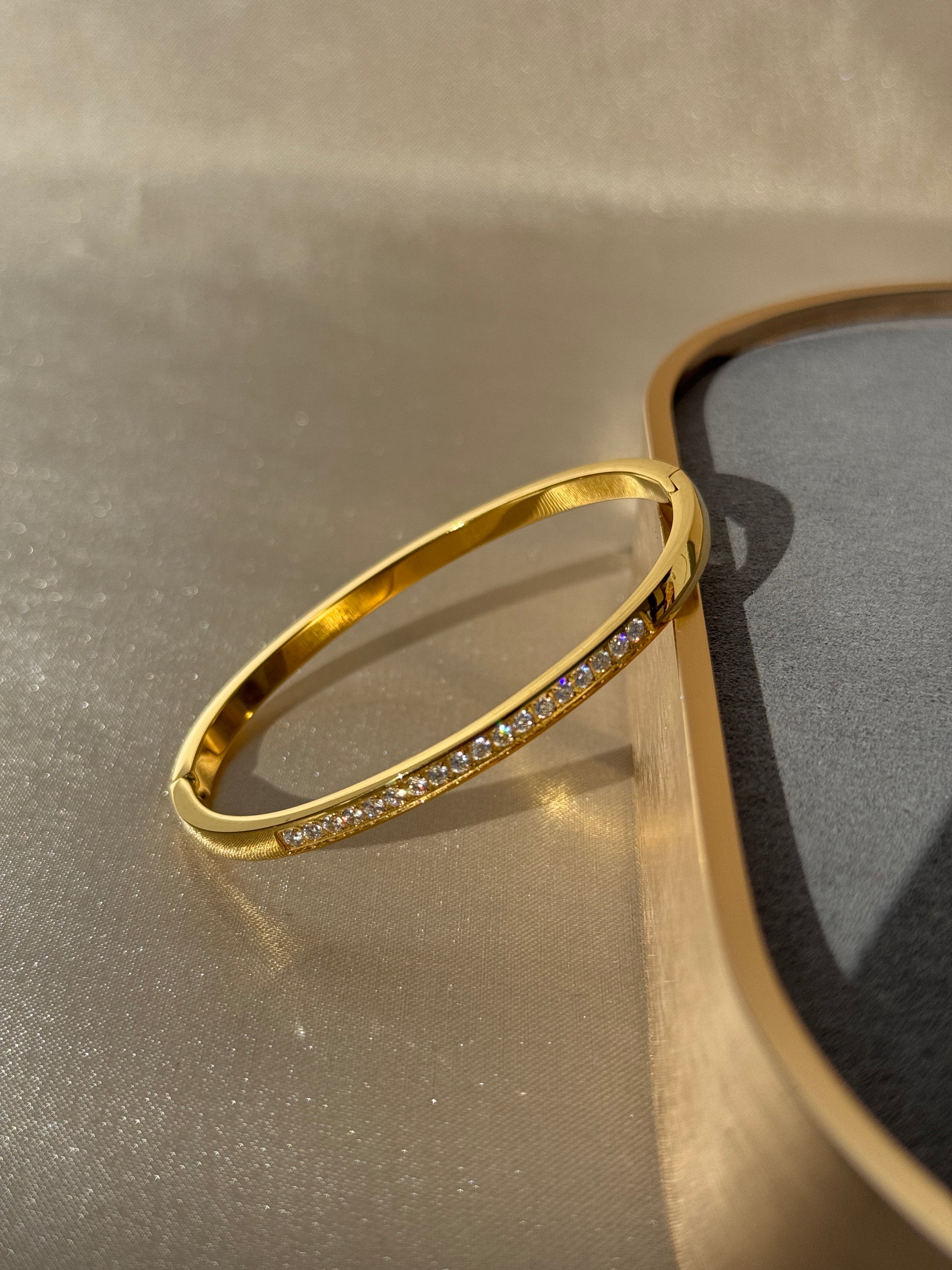 SLEEK 18k GOLD PLATED LUXURY BRACELET