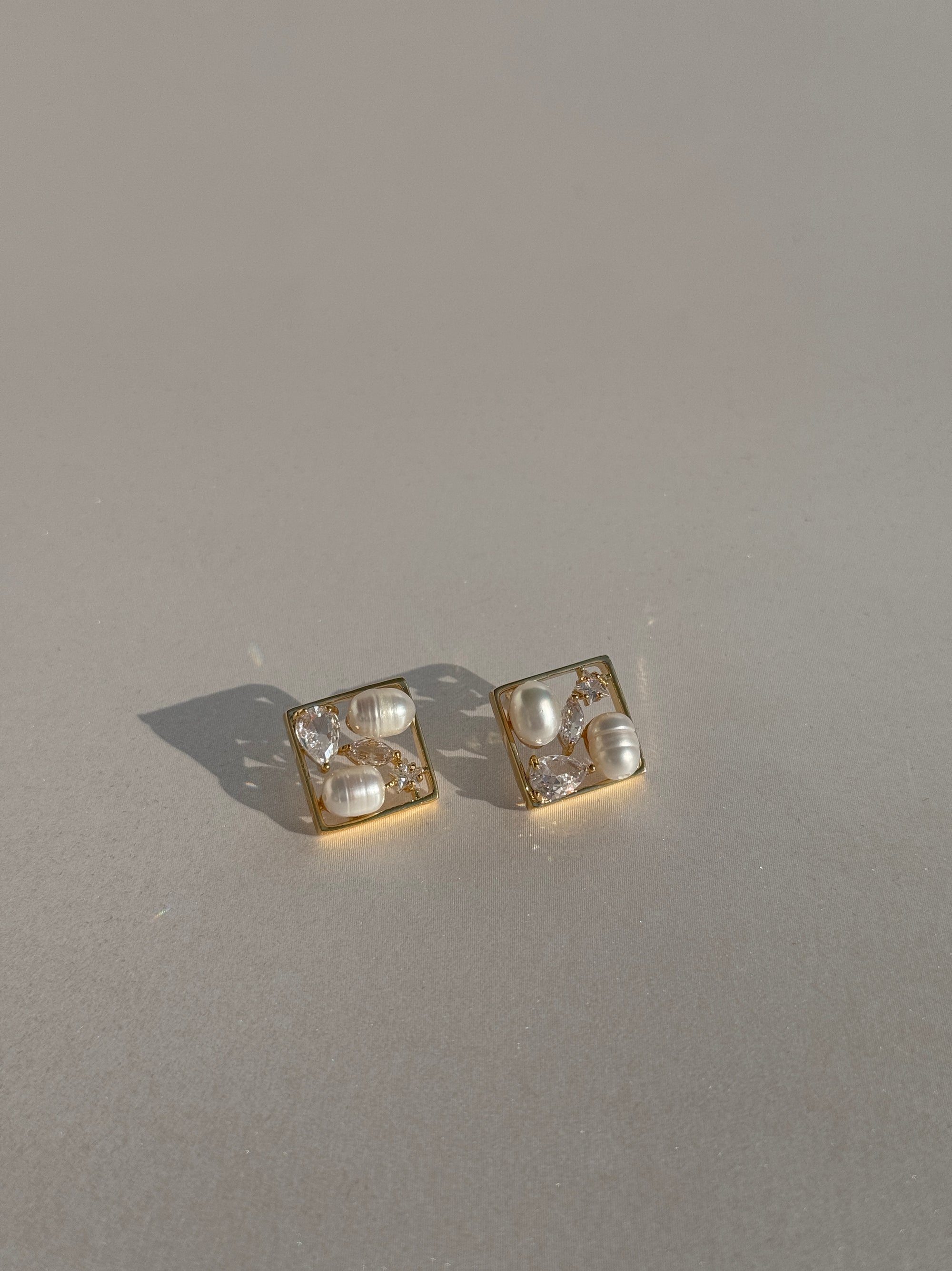 CHIC NATURAL PEARL GOLD PLATED STUDS