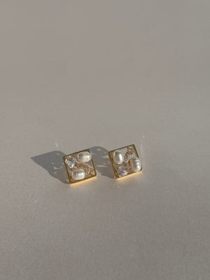 CHIC NATURAL PEARL GOLD PLATED STUDS