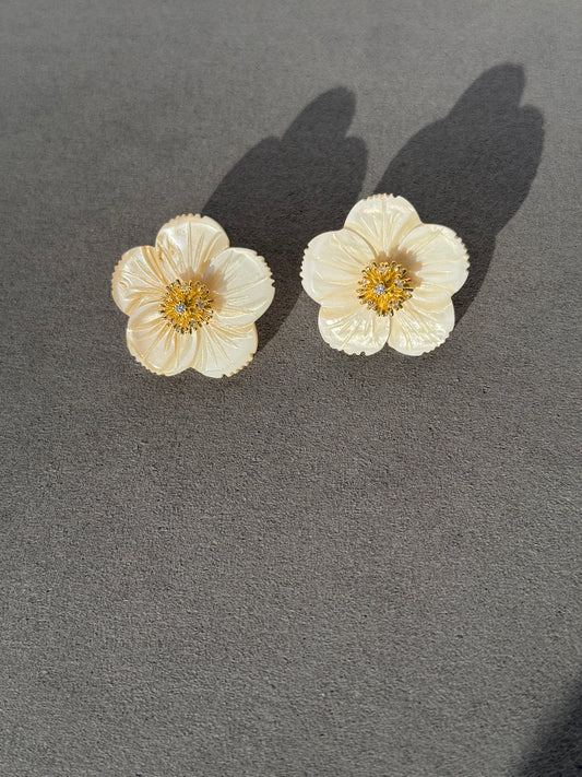 GOLDEN PETAL STUD
