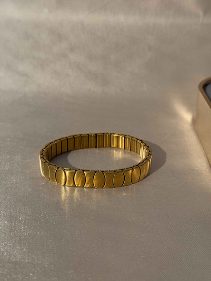 SLEEK GOLDEN 18k PLATED BRACELET