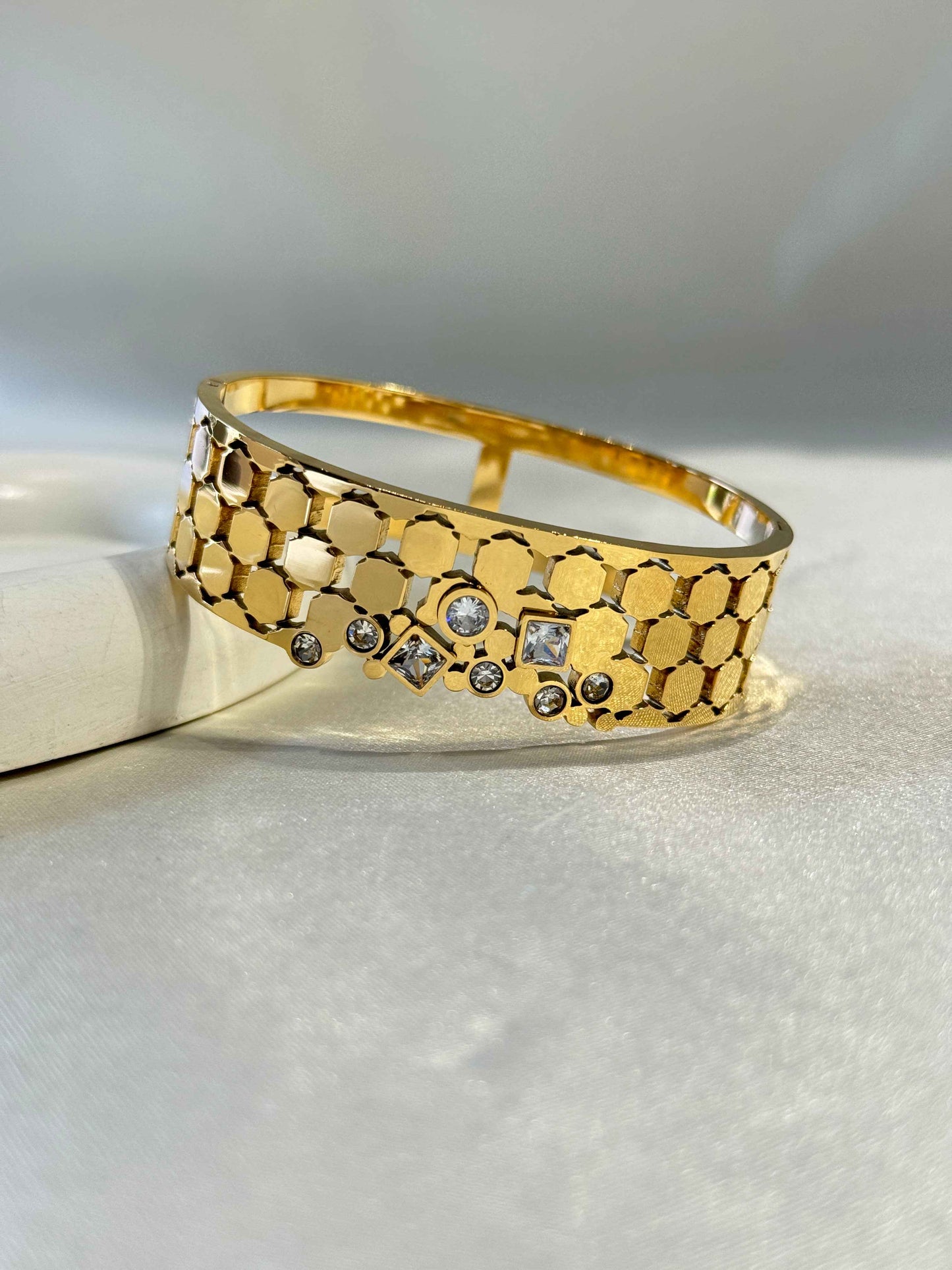 BOLD 18k GOLD PLATED ANTI TARNISH BRACELET