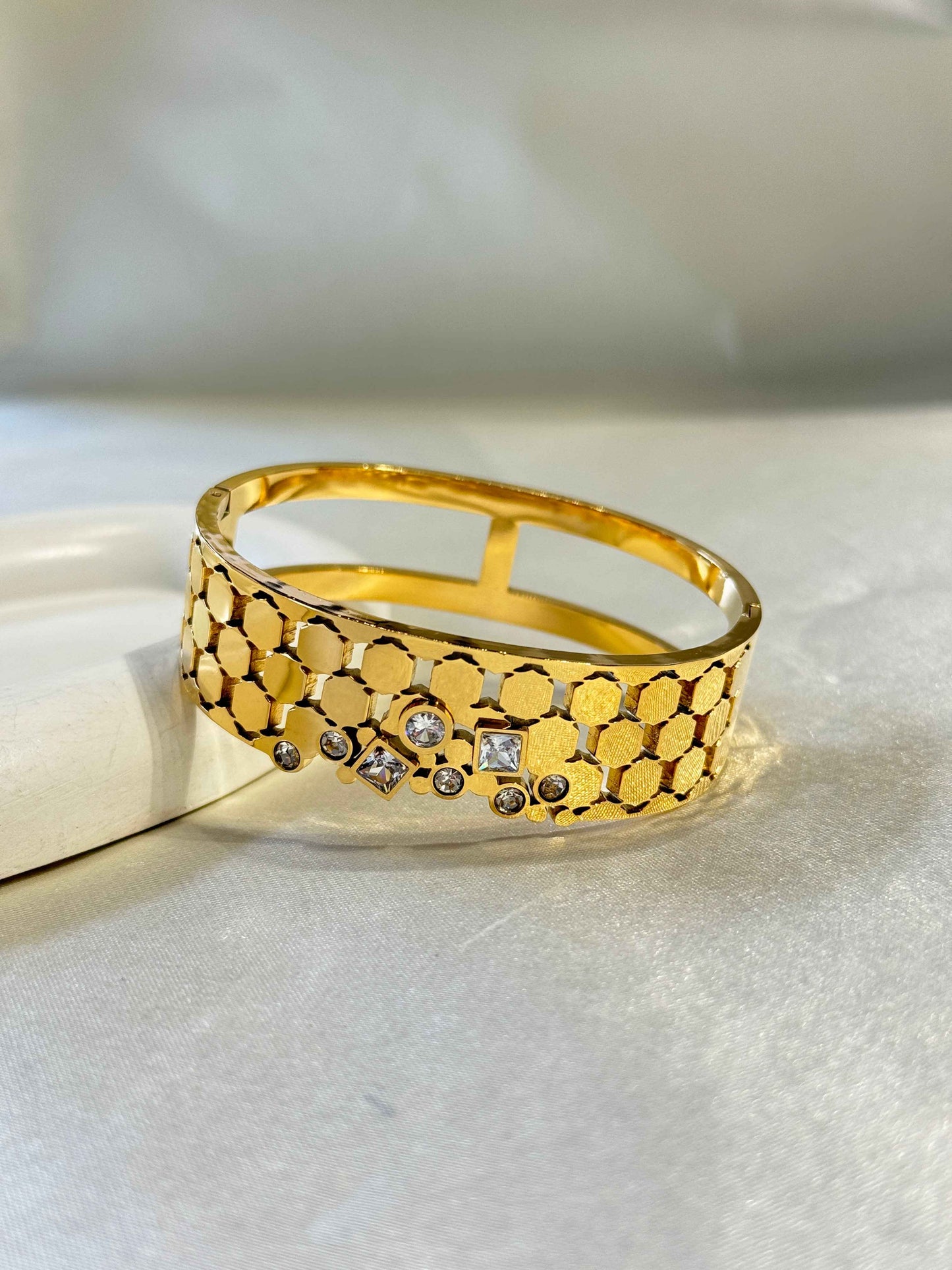 BOLD 18k GOLD PLATED ANTI TARNISH BRACELET